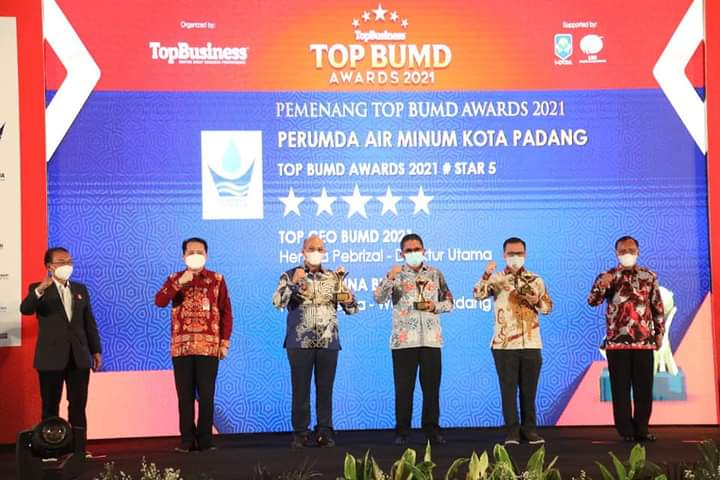 Wako Hendri Septa, Perumda AM Kota Padang dan Dirut Terima Penghargaan Top BUMD Award 2021