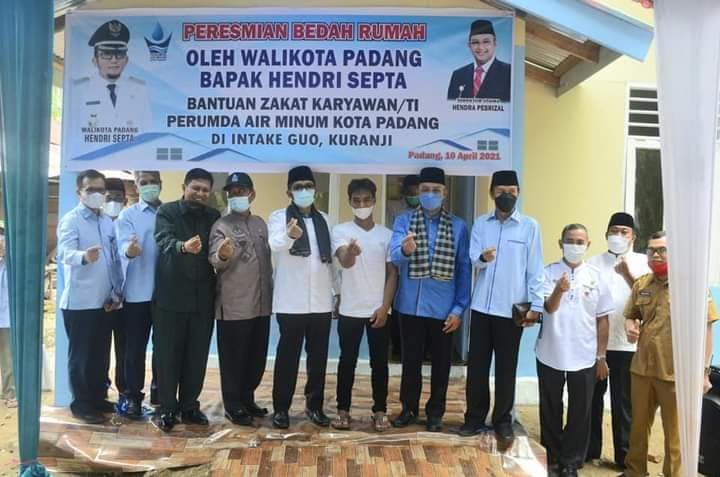 Wako Hendri Septa Resmikan Bedah Rumah Bantuan Perumda Air Minum di Intake Guo Kuranji