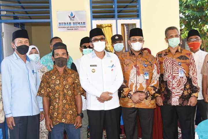 Wako Hendri Septa Resmikan Bedah Rumah Warga Tak Layak Huni Bantuan Perumda AM di Kampung Koto