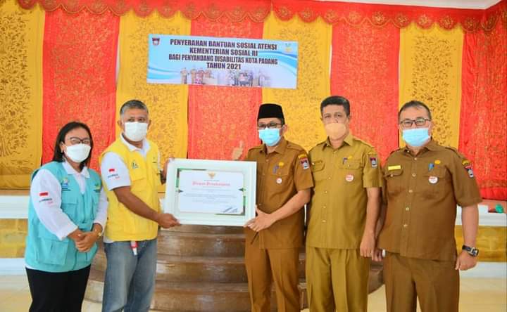 Wako Hendri Septa Serahkan Bantuan Paket Kebutuhan Dasar bagi 168 Penyandang Disabilitas