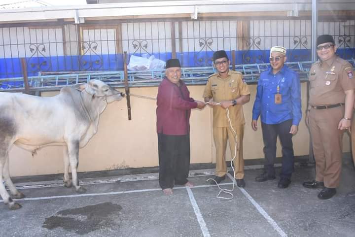 Wako Hendri Septa Serahkan Sapi Qurban untuk Masjid di Sekitar Sumber Air Perumda AM Padang
