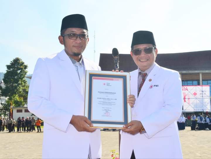 Wako Hendri Septa Terima Penghargaan dari PMI Kota Padang