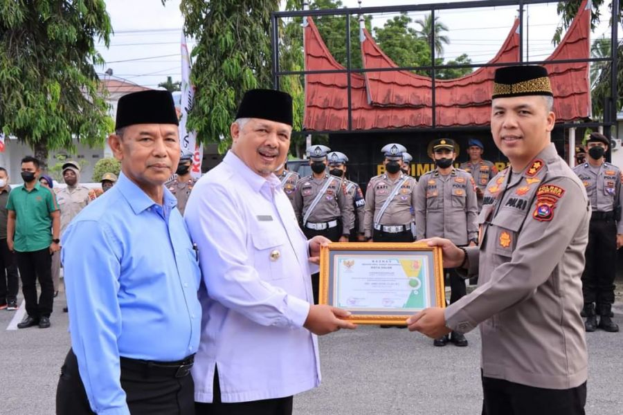 Wako Solok Serahkan Piagam Penghargaan Kepada Polres Solok Kota