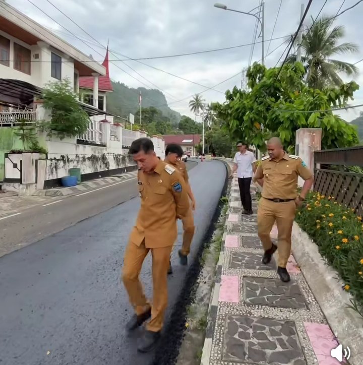 Wali Kota dan Wakil Wali Kota Sawahlunto Tinjau Pengaspalan Jalan Nasional