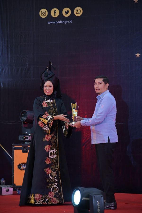 Wali Kota Sawahlunto Deri Asta Mendapat Penghargaan Best Leader Of The Year 2023
