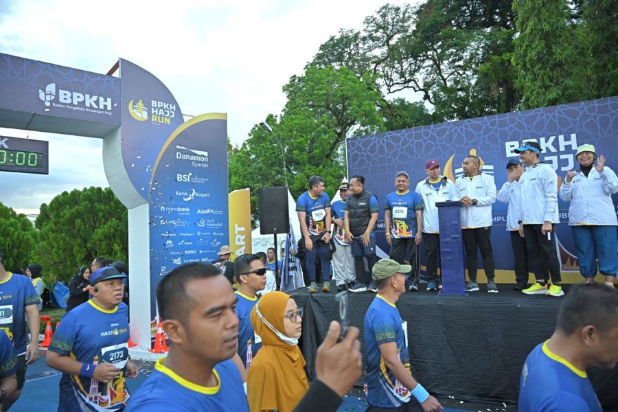 Wamenag RI dan Plt Gubernur Audy Lepas Ratusan Peserta BPKH Hajj Run 2024 di Gubernuran Sumbar