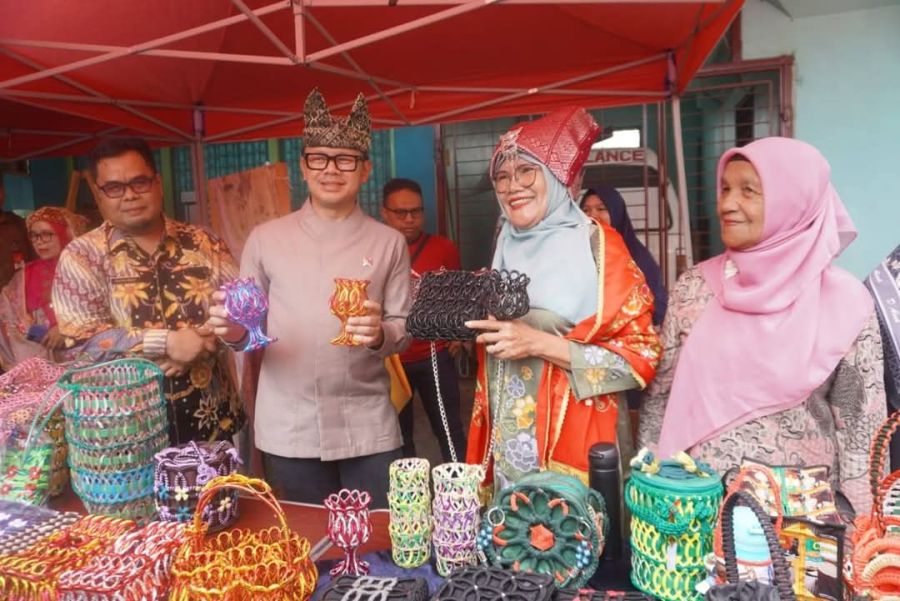 Wamendagri Bima Arya Terkesan Produk UMKM Padang, Dorong Promosi dan Digitalisasi