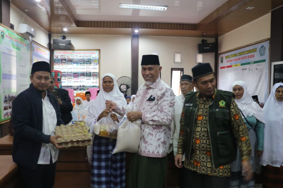 Warga Bersyukur, Gubernur Mahyeldi Bagikan Paket Ramadhan Hasil Kerjasama LKKS dan Wardah