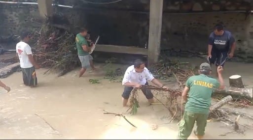 Warga Desa Sikalang Gotong Royong Bersihkan Material Pasca Banjir Bandang