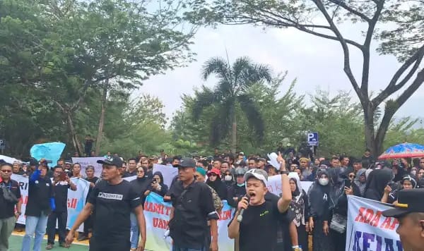 Warga Sikabau Gelar Aksi di Kantor Kejaksaan Dharmasraya, Ini Pemicunya
