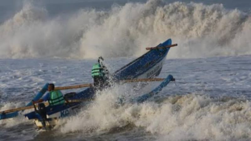 Waspada! BMKG Maritim Teluk Bayur Peringatkan Gelombang Laut Capai 2,5 Meter di Perairan Sumbar