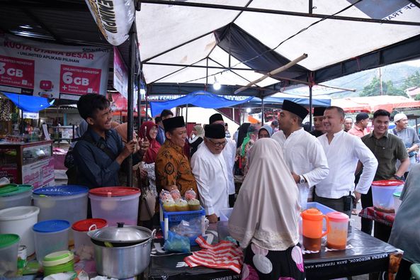 Wawako Sawahlunto Zohirin Sayuti Dampingi Wagub Audy Joinaldy Kunjungi Pasar Pabukoan