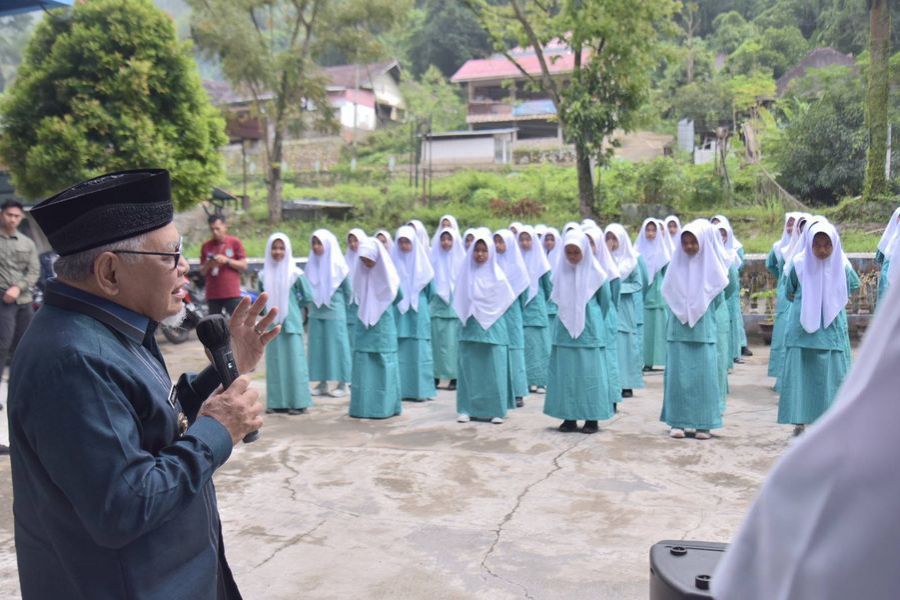 Wawako Zohirin Sayuti Beri Motivasi Dalam Kegiatan Kultum di SD Silungkang