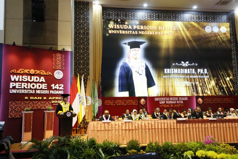 Wisuda UNP ke-142 Digelar, Rektor Tegaskan Wisuda Bukan Garis Finis, tetapi Awal Perjalanan