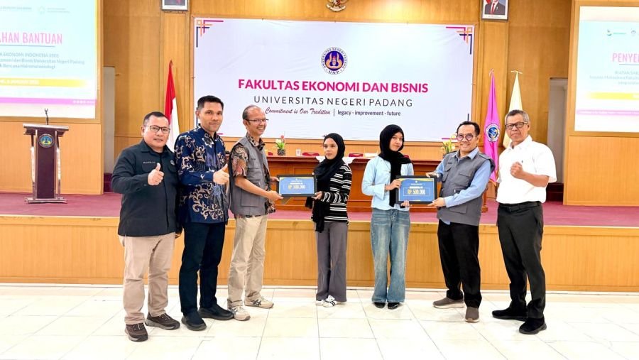 Wujud Kepedulian Akademisi, FEB UNP dan ISEI Padang Beri Bantuan bagi Mahasiswa Terdampak Bencana