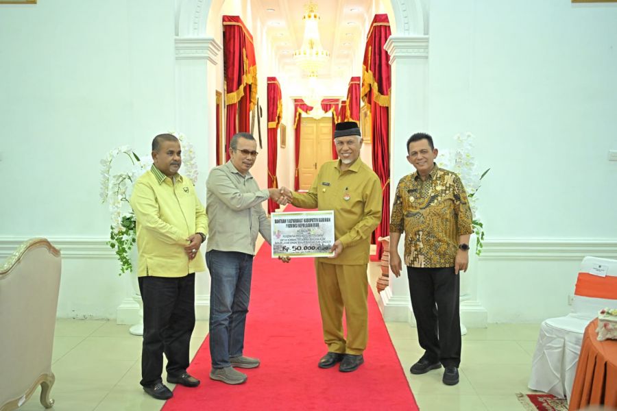 Wujud Persaudaraan, Mahyeldi Terima Bantuan Penanganan Bencana Rp900 Juta dari Gubernur Kepri