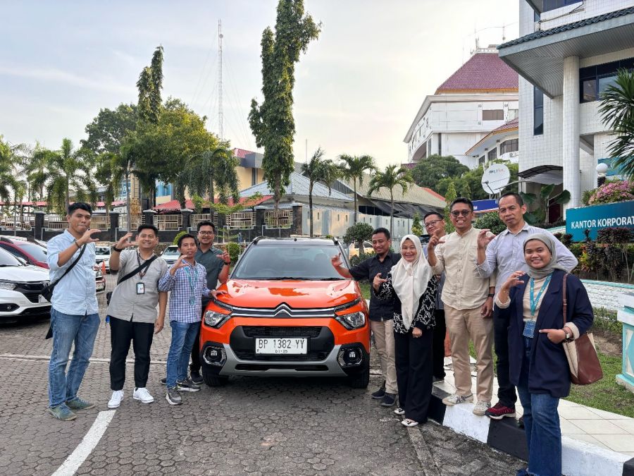 Wujudkan Green Energy, PLN Icon Plus Serahkan Kendaraan Listrik kepada PLTU Punagaya