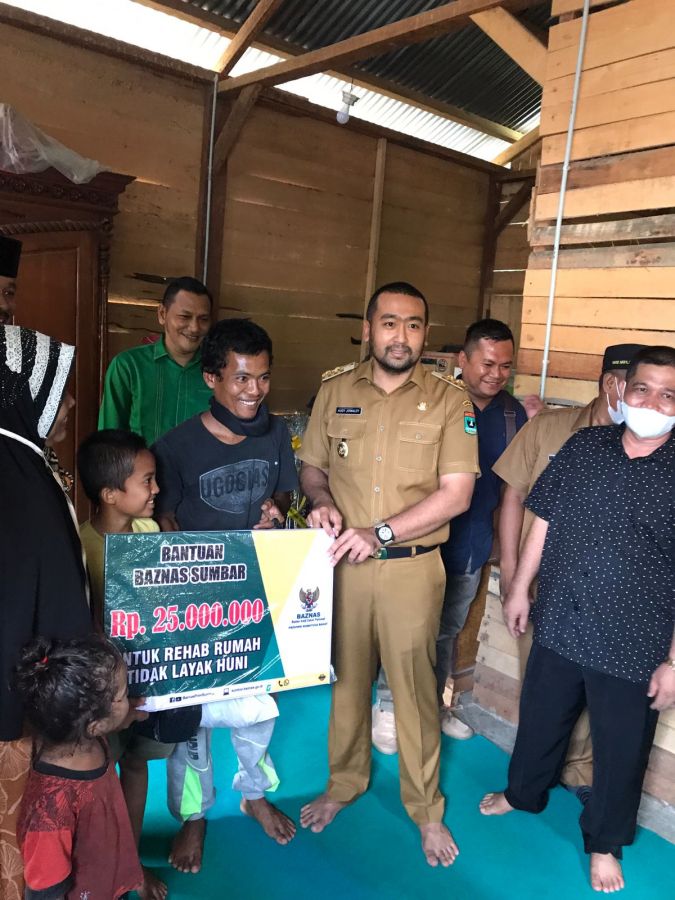 Wujudkan Sumbar Bebas Rumah Tak Layak Huni, Wagub Audy Joinaldy Serahkan Bantuan Rp25 juta