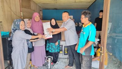 Anggota DPRD Kota Sawahlunto Jhoni Warta Salurkan Bantuan Alat UMKM Kelompok Ar-Rahman Muaro Kalaban