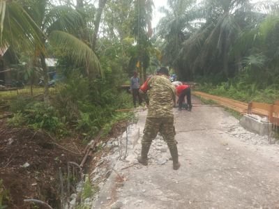 Babinsa Koramil 06/Merbau Awasi Pembangunan Jembatan Merah Putih di Desa Ketapang Permai