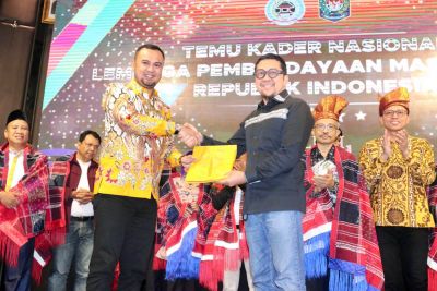Bupati Sijunjung Benny Dwifa Terima Penghargaan LPM Award sebagai Kepala Daerah yang Berkontributif