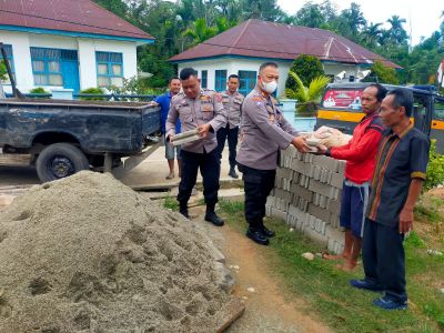Kasat Binmas Polres Sawahlunto Serahkan Bantuan Bahan Bangunan ke Rumah Warga Dusun Kayu Gadang