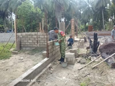 Koptu Hafit heriadi melaksanakan kegiatan pengawasan sekaligus membantu para pekerja dalam melaksana