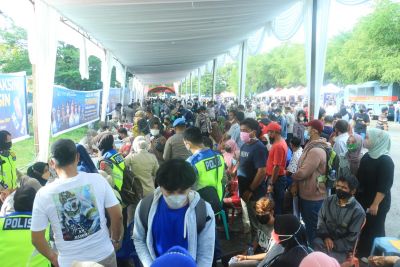 Membludak, Masyarakat Ramai ikut Sumdarsin di GOR H Agus Salim Padang