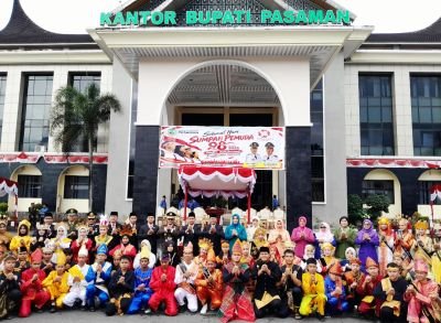 Momentum Sumpah Pemuda Pasaman: Pemkab Terima Hibah Dump Truck dari KLH