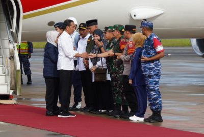 Pangdam I/BB Sambut dan Dampingi Presiden Jokowi Tinjau Lokasi Bencana Sumbar