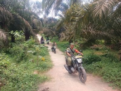 Pererat Silaturahmi dengan Warga, Pratu Antoni Gelar Komsos di Kedai Kopi Desa Seberang Pulau Busuk