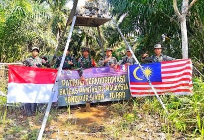 Prajurit Satgas Yonzipur 5/ABW Bersinergi dengan TDM Jaga Patok Perbatasan RI-Malaysia di Kalbar