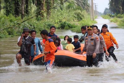 Tanggap Bencana, Kapolres Pasaman Barat Pimpin Langsung Evakuasi Korban Banjir di Empat Kecamatan