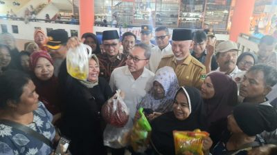 Tinjau Pasar Raya Padang, Menteri Zulhas dan Buya Mahyeldi Bagi-bagi Sembako