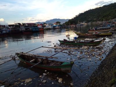 Tumpukan Sampah Mengapung di  Sungai Batang Arau, KMPBA Turun Tangan