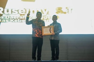 vasko-ruseimy-menerima-penghargaan-sebagai-wakil-kepala-daerah-penggerak-solidaritas-kebencanaan