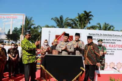 Wakapolri Letakkan Batu Pertama Pembangunan Masjid Al Kostoeri Pekanbaru