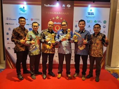 Wako Hendri Septa dan Dirut Perumda Air Minum Padang Raih TOP BUMD Award 2022 